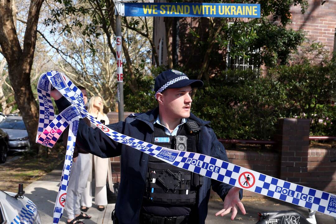 Australijos policija sulaikė vyrą, automobiliu įsirėžusį į Rusijos konsulato vartus