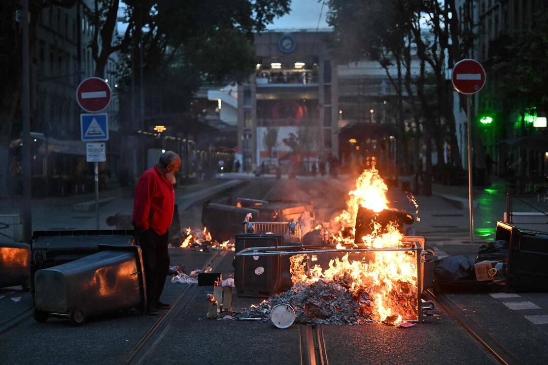 Prancūzijoje vykstantys protestai pirmąją premjero darbo dieną pavertė chaosu
