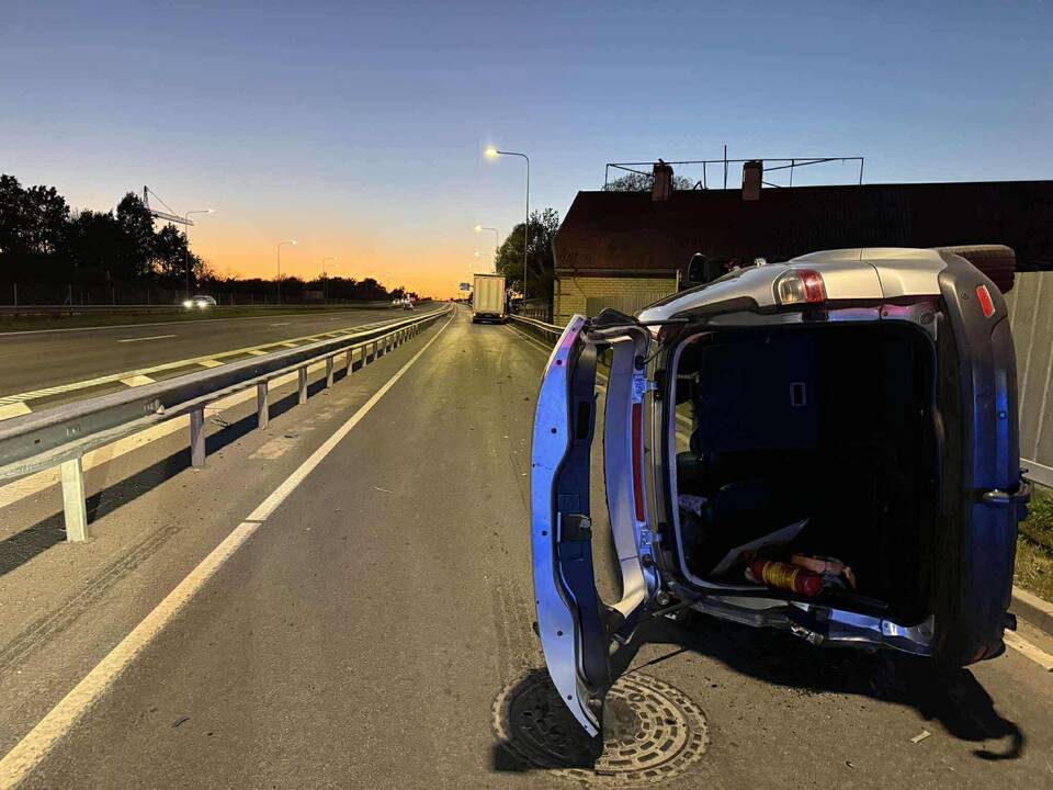Biruliškėse automobilis „Ford“ po susidūrimo su vilkiku apsivertė ant šono