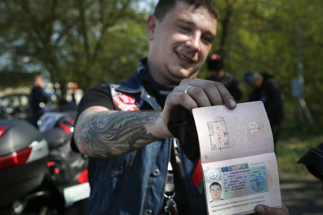 Rusija išvarė Katynės aukų atminimo renginį surengusius Lenkijos baikerius