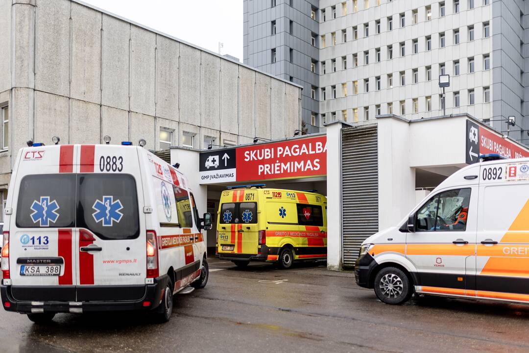 Vilniuje staigiai sustabdžius autobusui nukrito keleivė