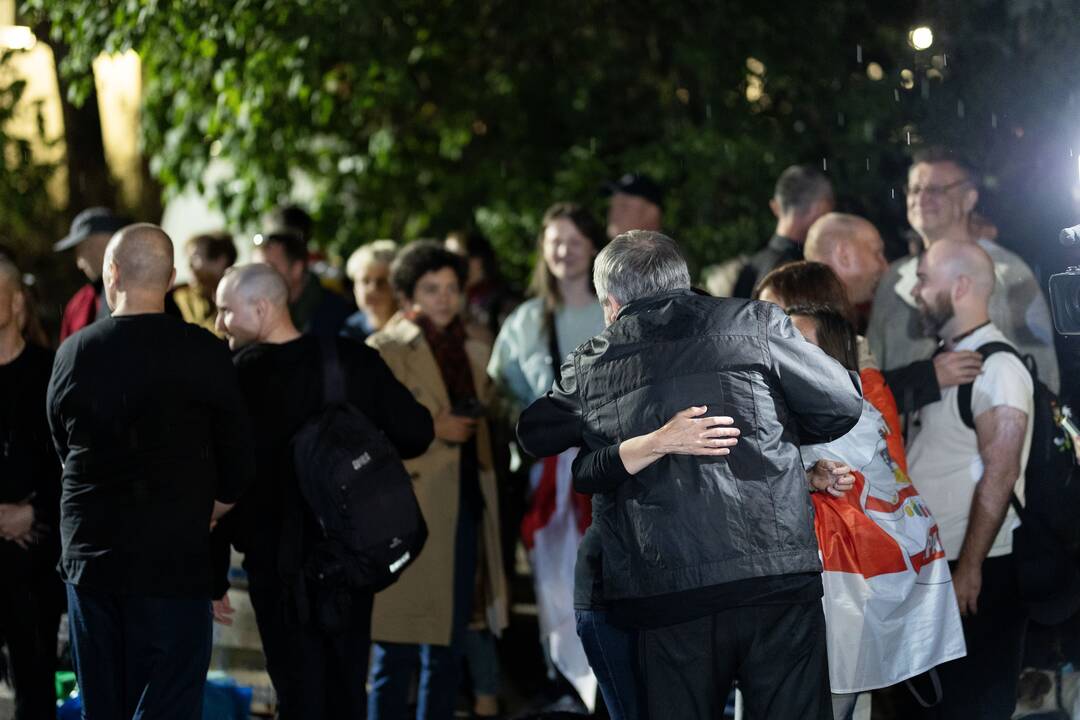 Iš Baltarusijos nelaisvės išvaduoti žmonės prie JAV ambasados Vilniuje