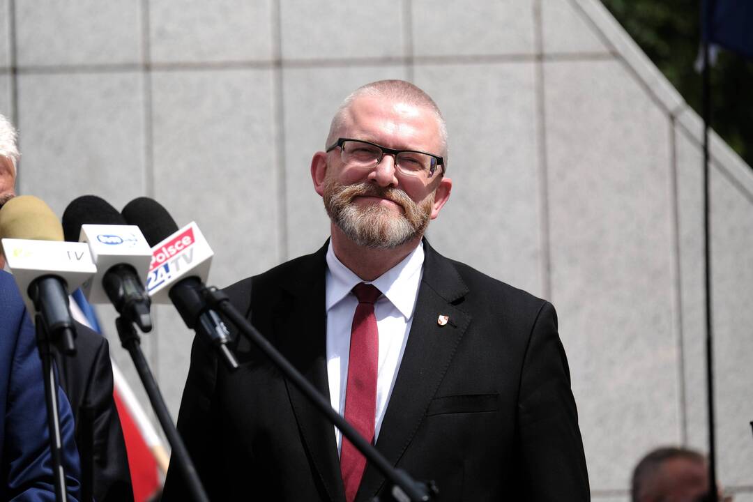 Lenkijos europarlamentarui pateikti kaltinimai dėl septynių nusikaltimų