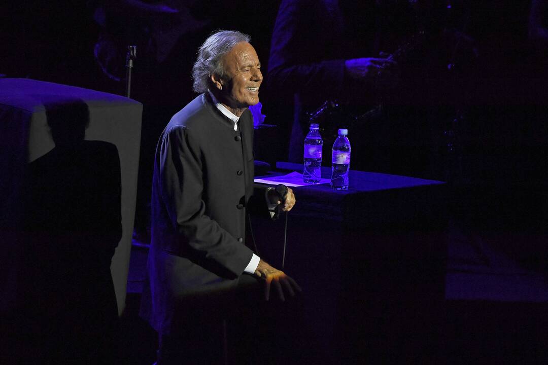 1943 — gimė ispanų dainininkas Julio Iglesias.