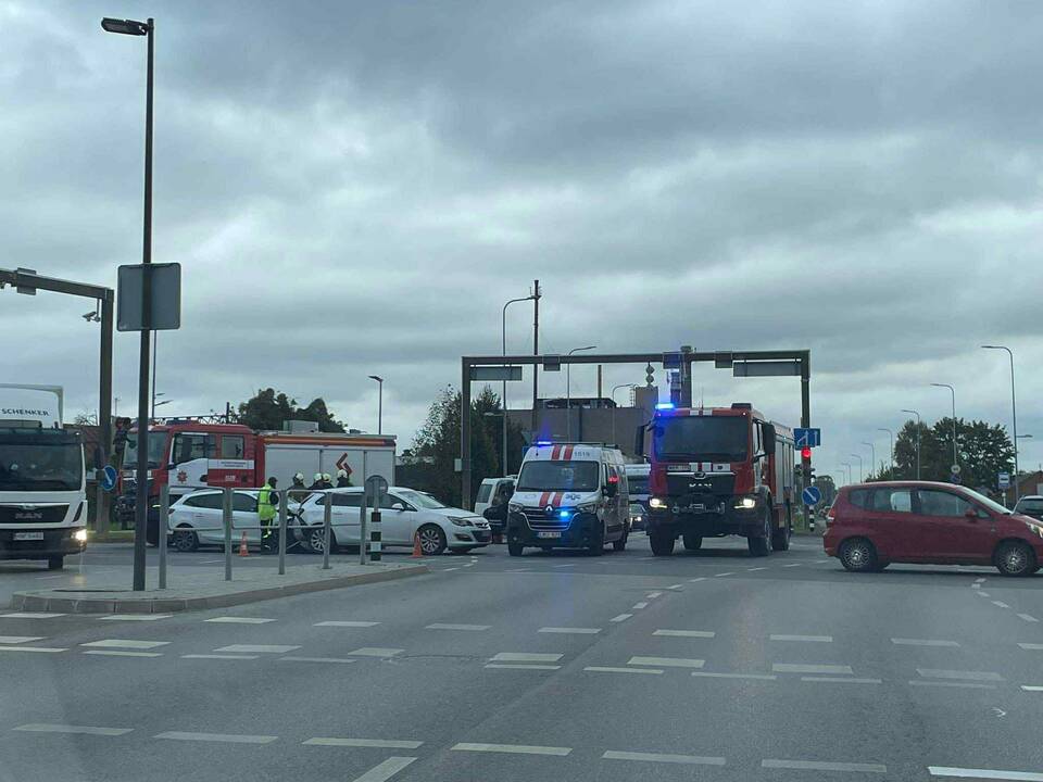 Aleksote – dviejų automobilių avarija: prireikė medikų pagalbos