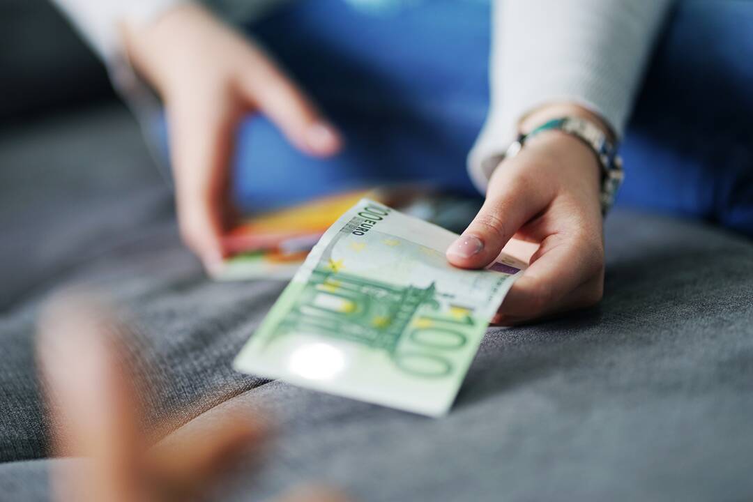 Lietuva išlieka atlyginimų augimo lyderė: rekordinis šuolis užfiksuotas viename sektoriuje