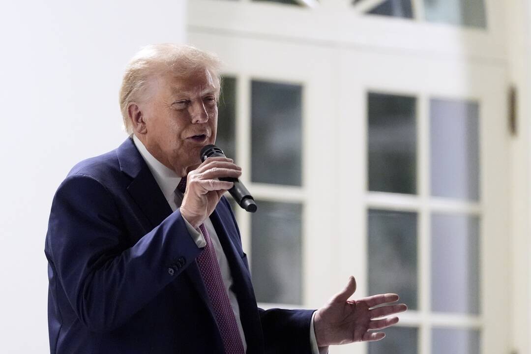 Skiriamuosius raštus JAV prezidentui įteikęs Lietuvos ambasadorius dėkojo už karius
