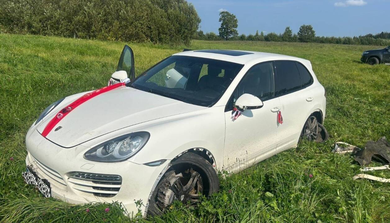 Vestuvinis „Porsche“ Latvijoje – nelegaliems migrantams, o ne jaunavedžiams