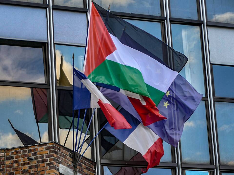 Ant daugiau kaip 20 rotušių Prancūzijoje suplevėsavo Palestinos vėliavos