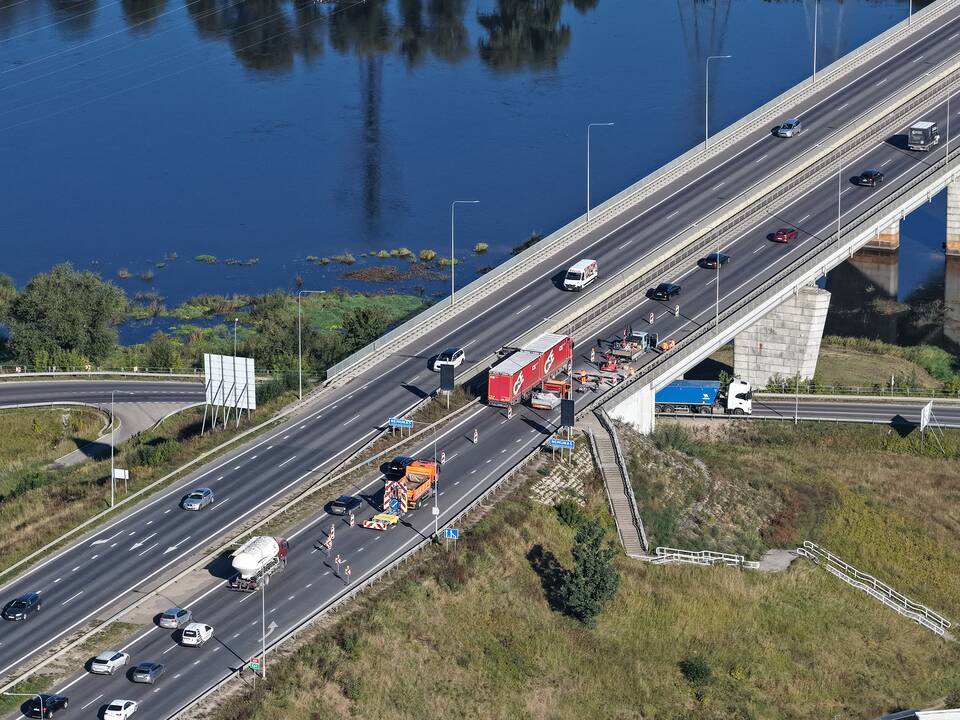 Visiškai atnaujintas eismas Česlovo Radzinausko tiltu 