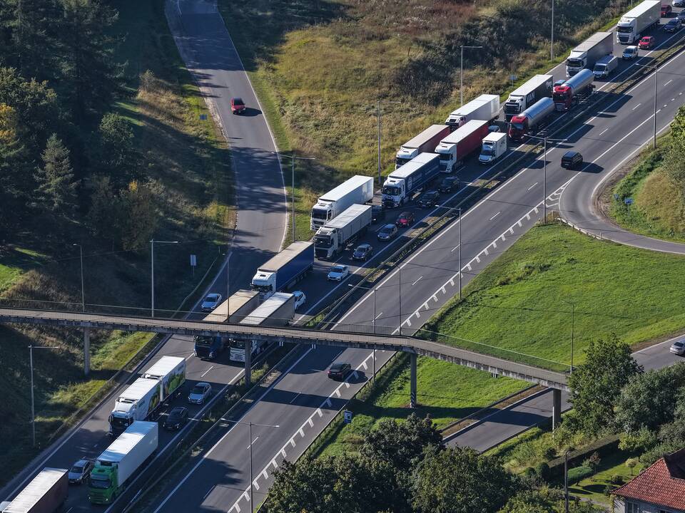 Didžiulės spūstys dėl eismo ribojimų ant Č. Radzinausko tilto
