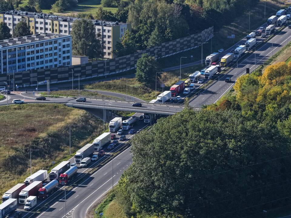 Didžiulės spūstys dėl eismo ribojimų ant Č. Radzinausko tilto