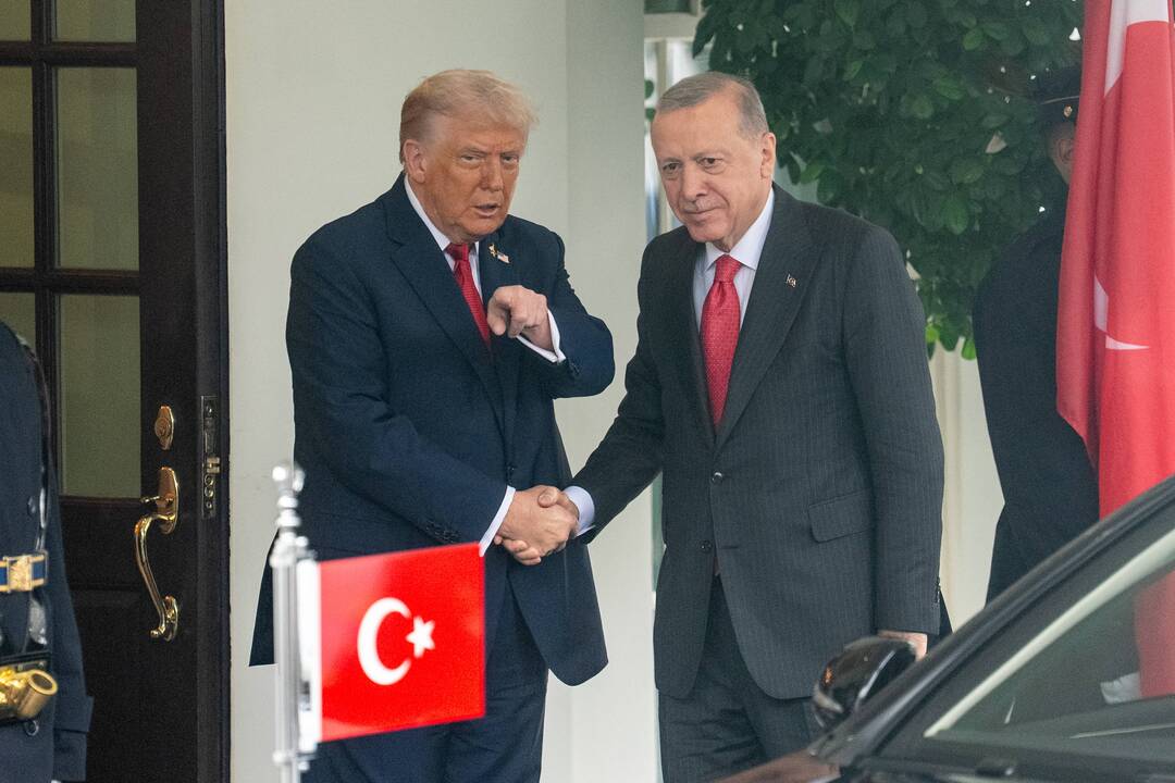 Trumpas priėmė turkų prezidentą, svarsto galimybę panaikinti draudimą parduoti F-35