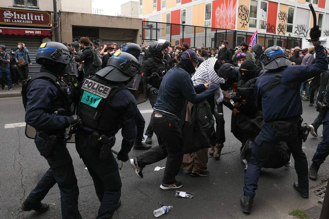 Prancūzijoje per protestuotojų susirėmimus su policija sulaikyta 200 žmonių