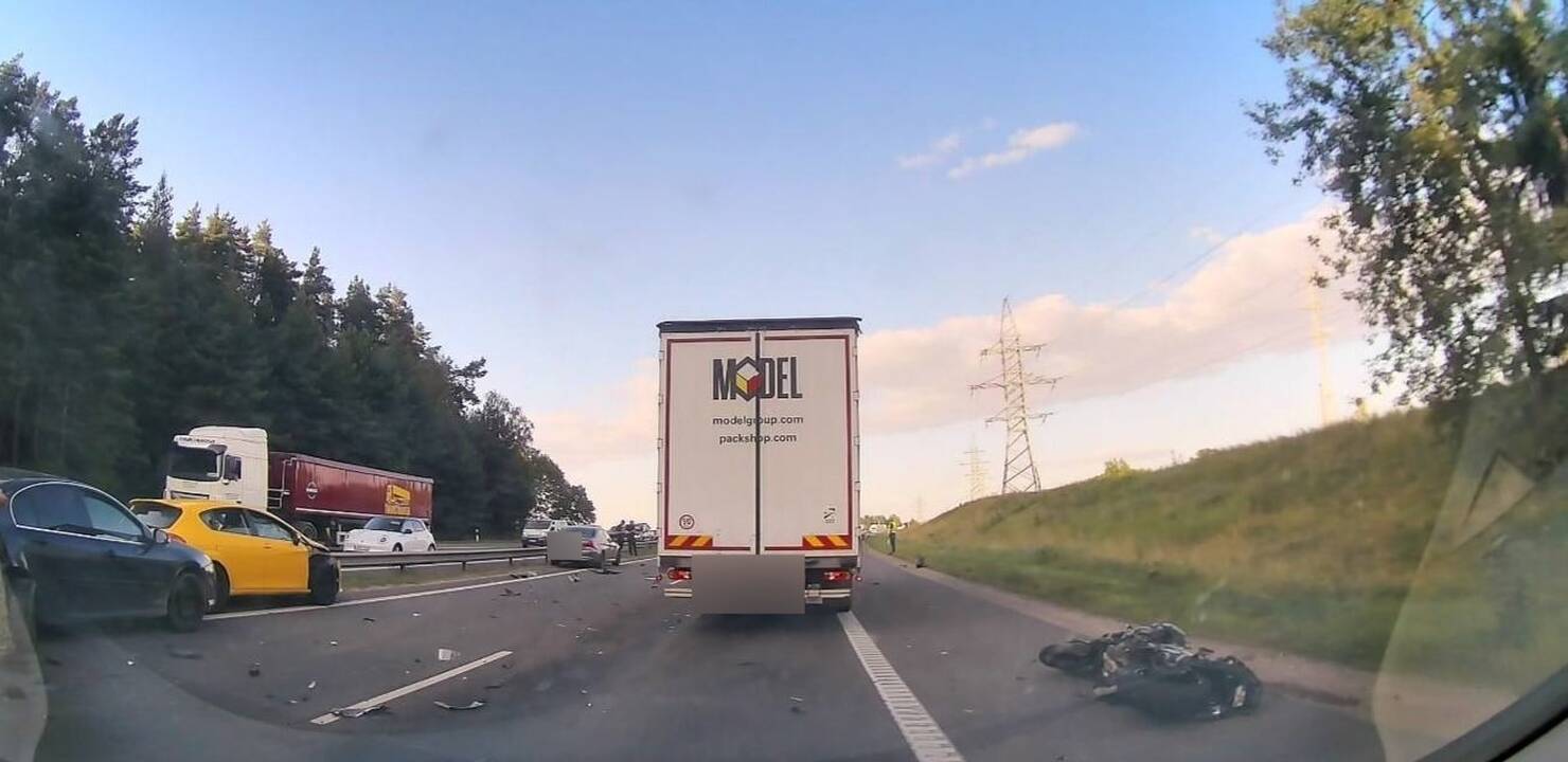 Judriame kelyje susižalojo motociklininkas, kliudęs lengvąjį automobilį
