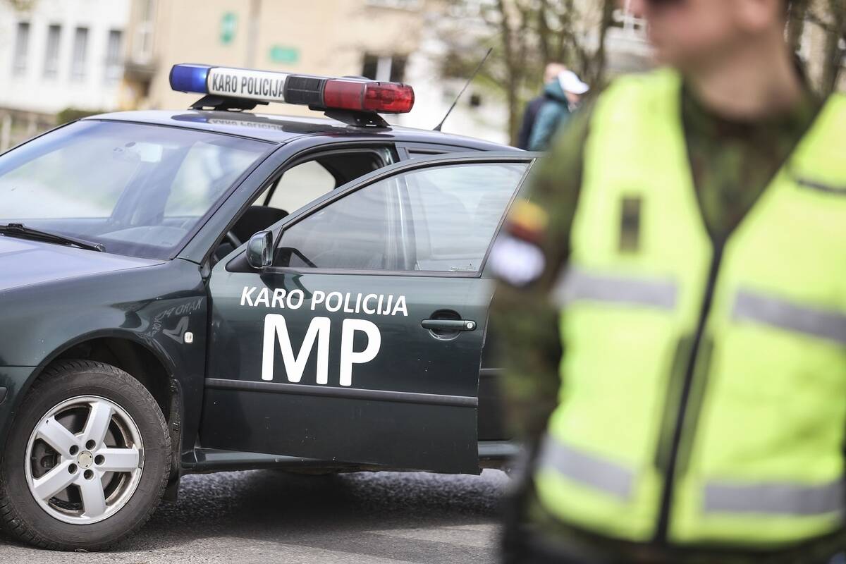 Karo policijos pareigūnas dėl smurto artimoje aplinkoje uždarytas į areštinę