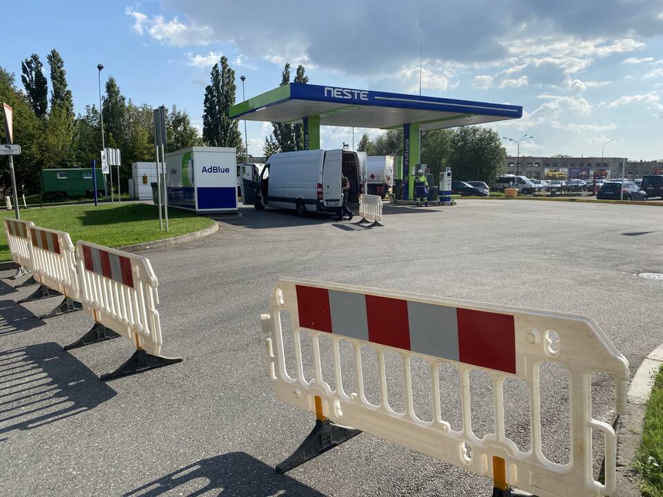 Neveikė: degalinę teko aptverti atitvarais, kol vyko degalų talpyklių valymo darbai.