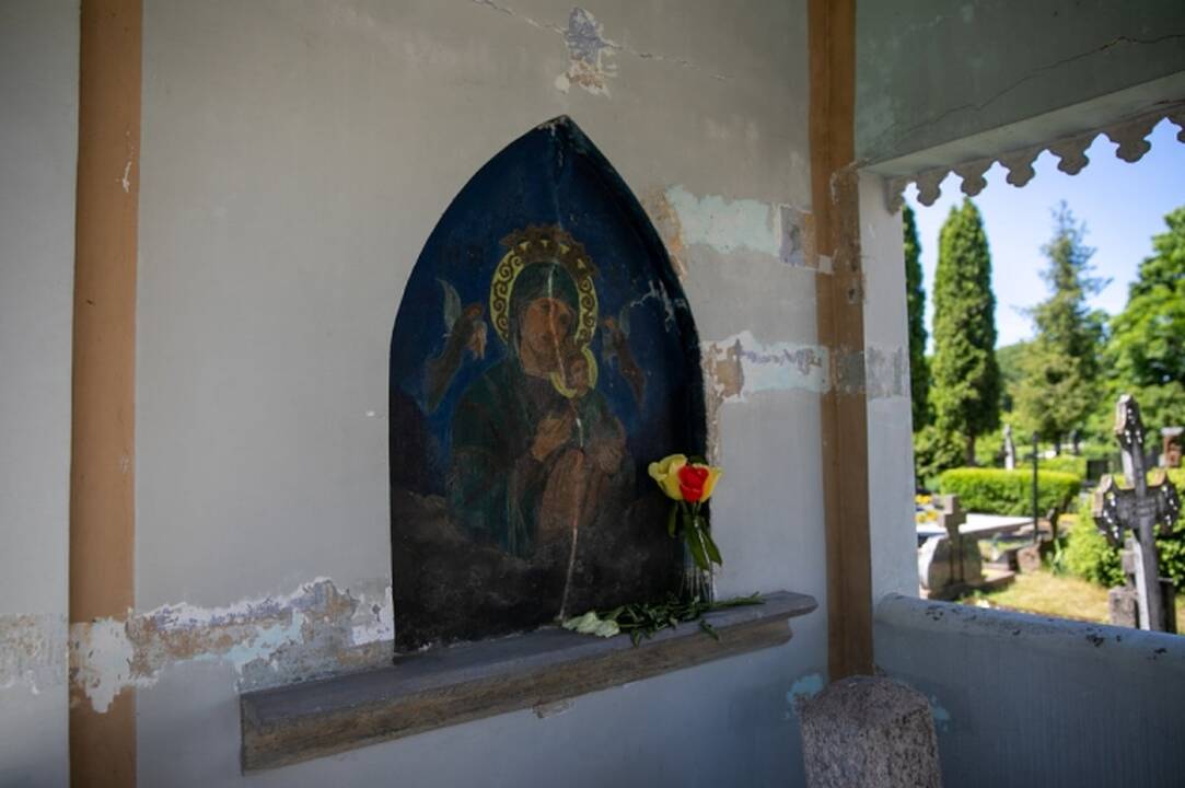 Atnaujinimas: Kretingoje J. A. Pabrėžos kapo koplyčioje restauruojama freska „Švč. Mergelė Marija nuolatinė globėja“.
