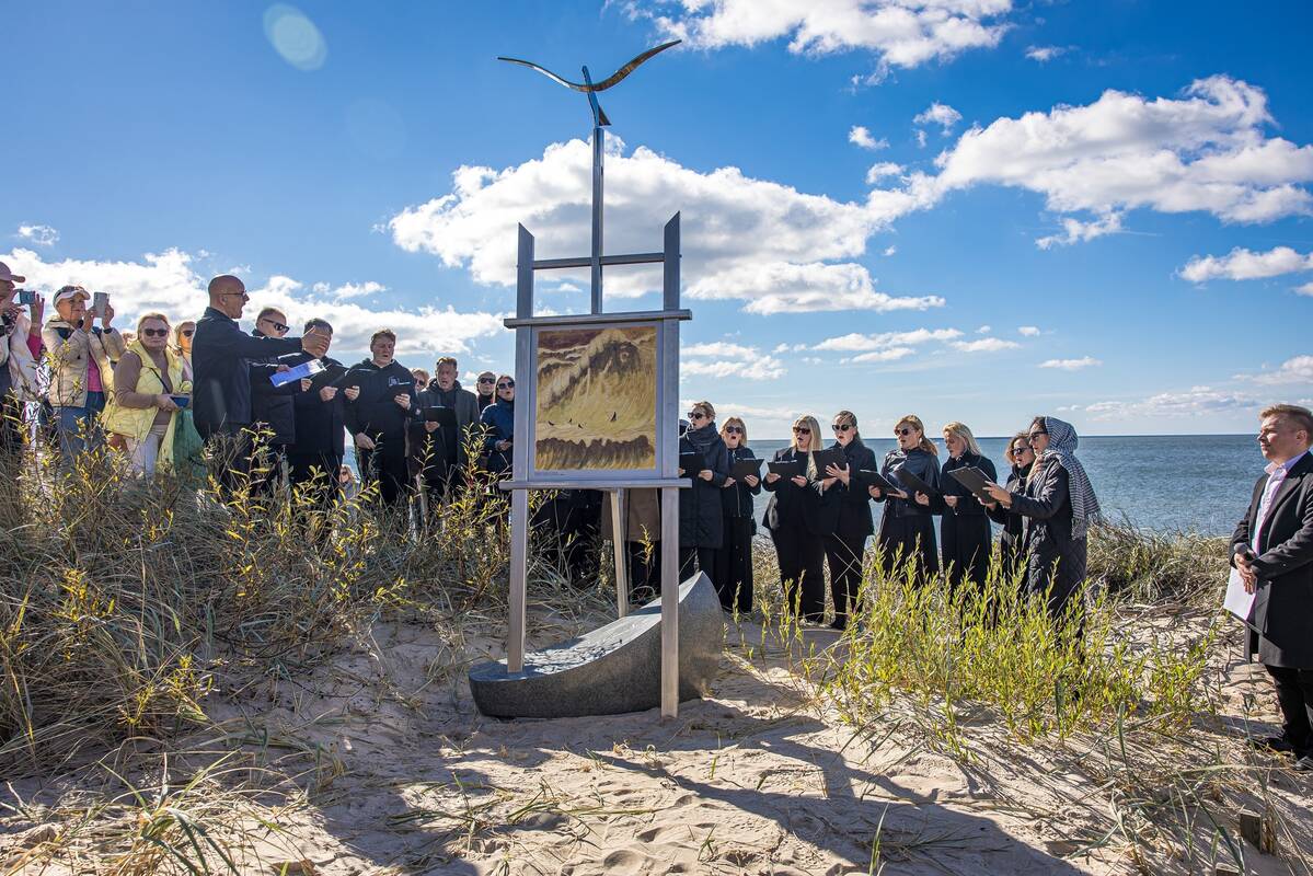 Kompozicija: meninis akcentas „Plaukiančio molberto žinia“ tapo išskirtiniu kultūriniu simboliu Palangoje.