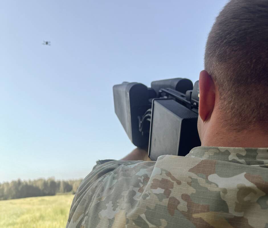 Pratybos: neseniai pėstininkų brigados „Žemaitija“ kariškiai mokėsi vykdyti skrydžius elektroninės kovos sąlygomis, taikyti maskavimosi priemones nuo bepiločių orlaivių.