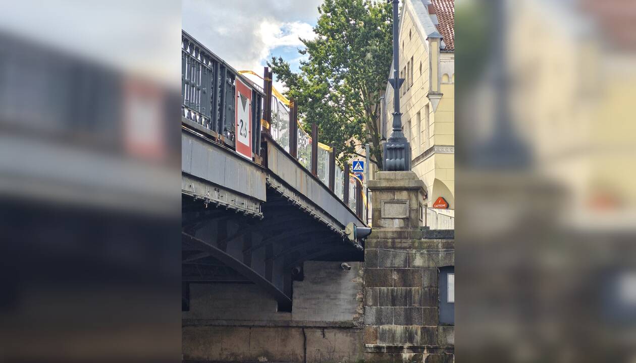Atšaukė: šį šeštadienį suplanuotas burlaivio „Meridianas“ plukdymas į doką kol kas nukeltas neribotam laikui, nes dar vienas bandymas pakelti Biržos tiltą baigėsi nesėkme.