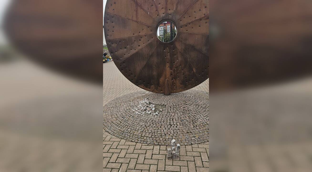 Kūryba: šiuo metu grindinio dalys išluptos, iš jų tarsi iš pajūrio akmenėlių sudėliota savotiška instaliacija.