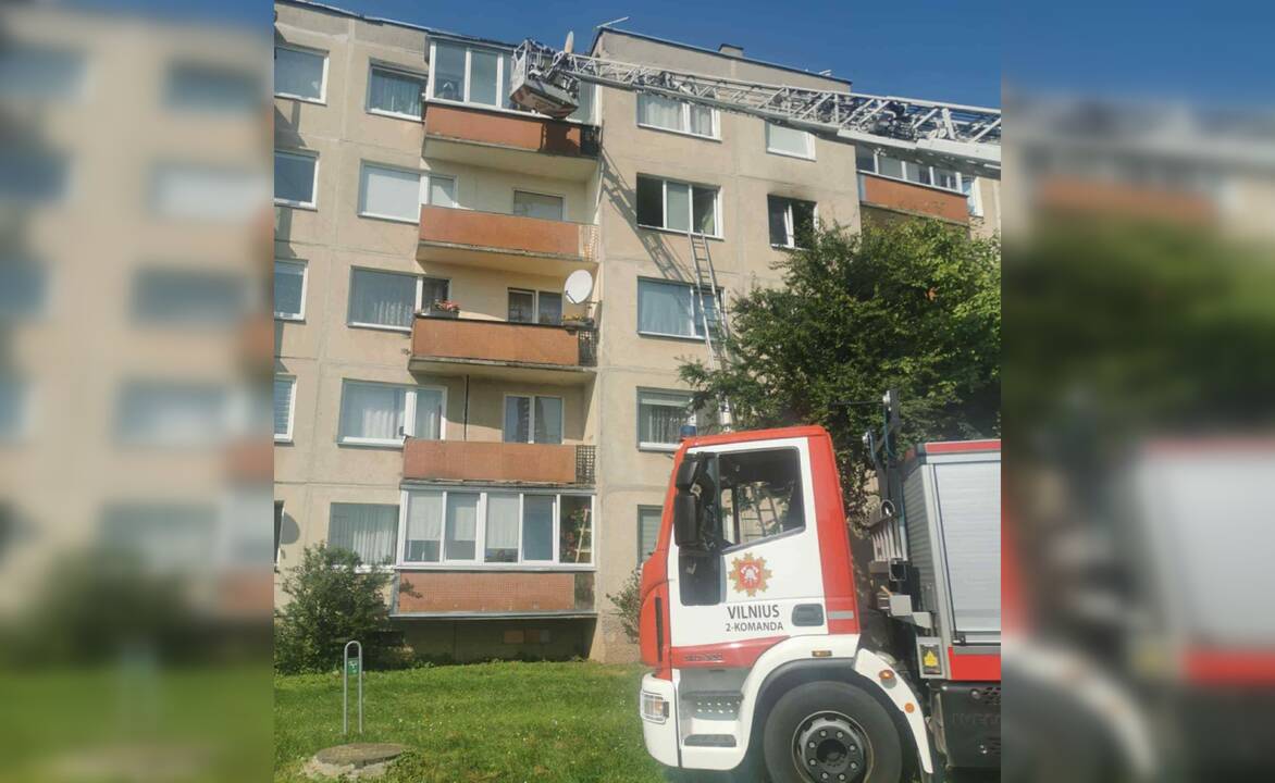 Ieškomas didvyris: kirviu išlaužęs duris iš degančio buto išgelbėjo berniuką