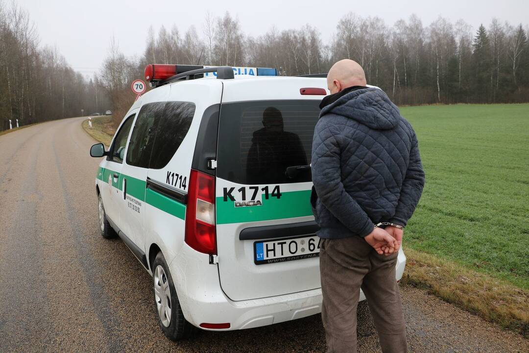 Dviejų policijos komisariatų ieškotas benamis sugebėjo vėl apsivogti ir paslapčia atlikti bausmę?