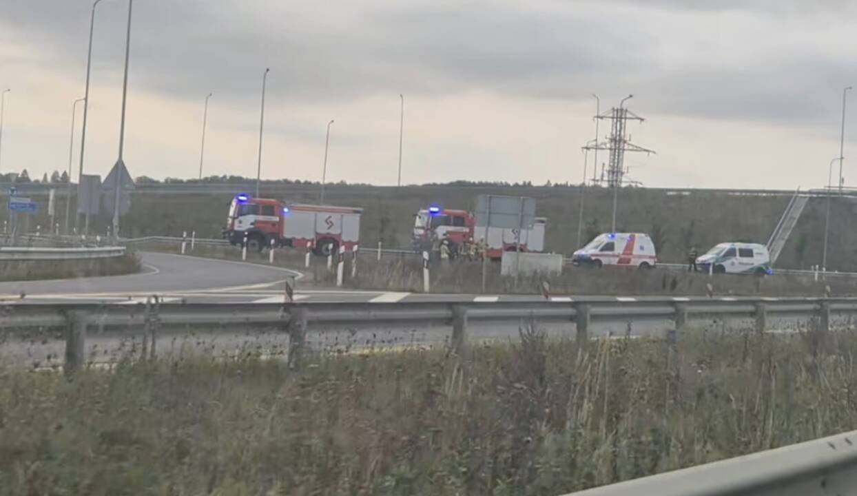 Šeštadienį greta A1 magistralės nuo kelio nulėkė automobilis: vairuotoja – stipriai apgirtusi