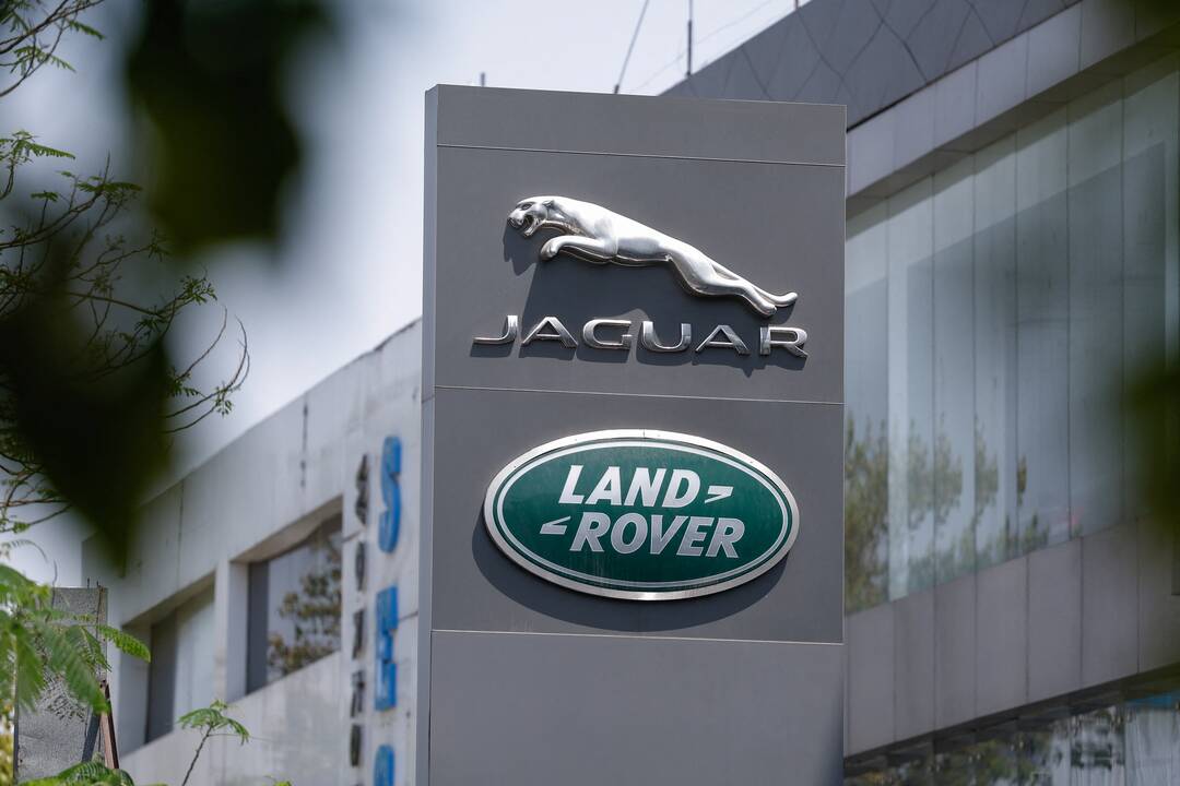 Nuo kibernetinės atakos nukentėjusi „Jaguar Land Rover“ gamybą stabdo ilgesniam laikui