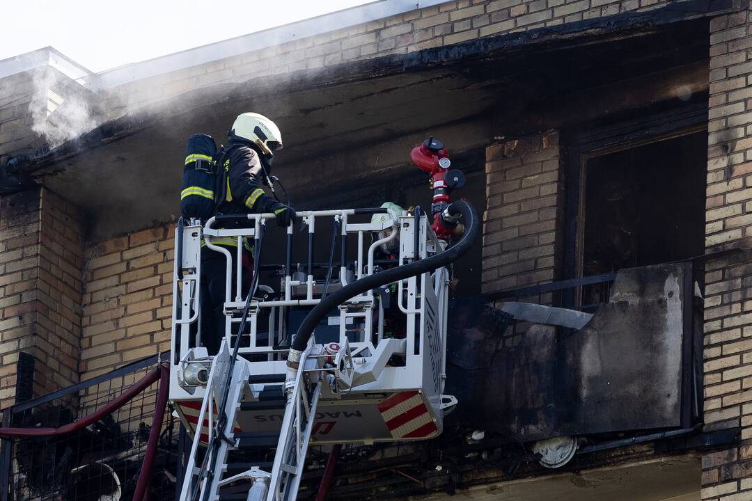 Žingsnis iki tragedijos: kambaryje dūmų įkalintą žmogų išgelbėjo budrūs kaimynai