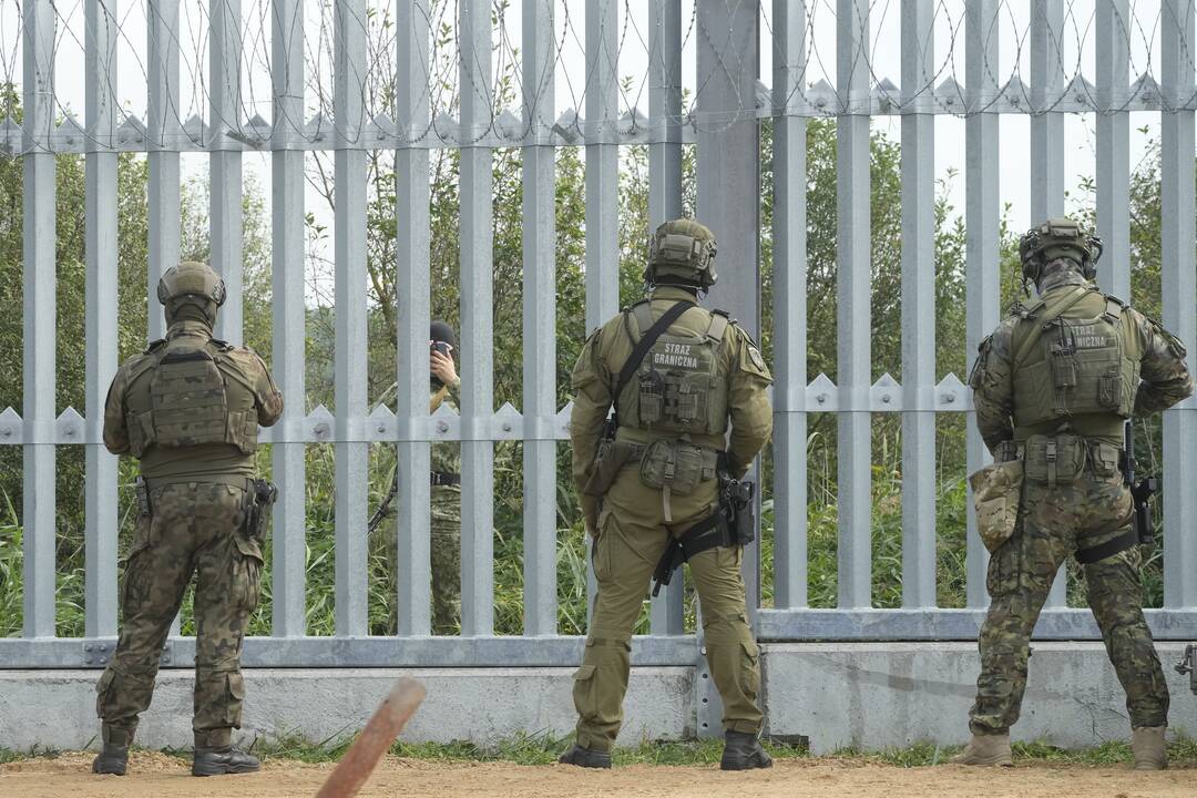 Migrantai vėl buriasi Lenkijos pasienyje