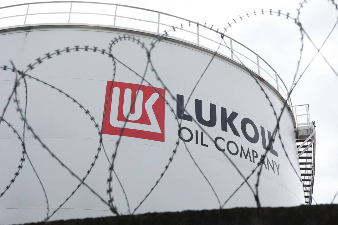 Vokietija ir Prancūzija siekia sankcijų Rusijos naftos bendrovei „Lukoil“