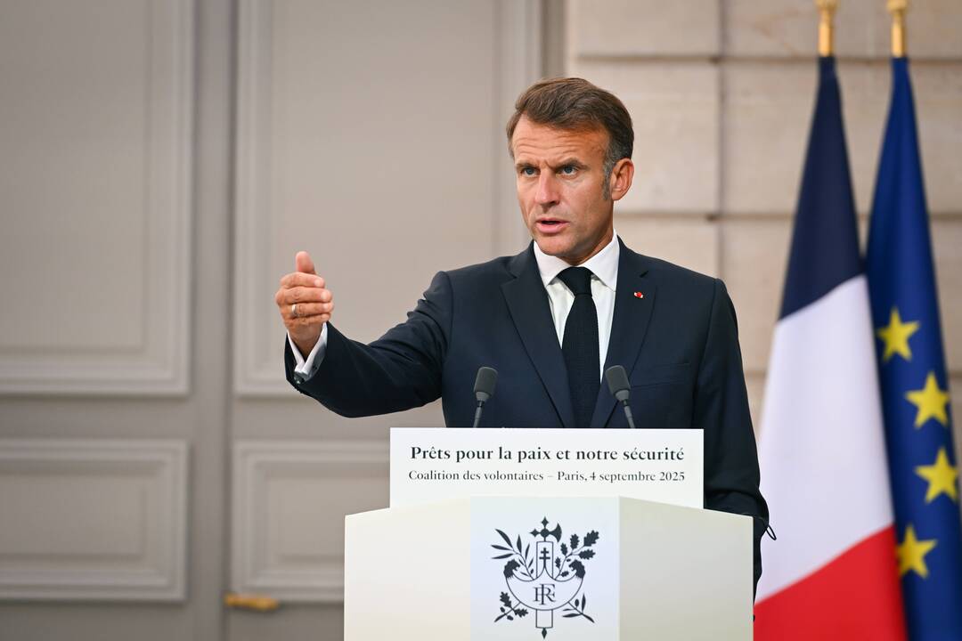 Macronas skubiai ieško naujo premjero