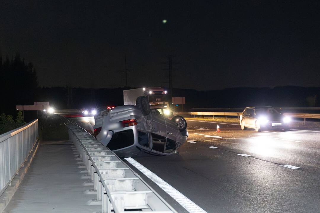 Ant Lampėdžių tilto – apvirtęs automobilis