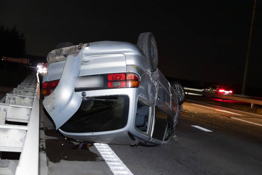 Ant Lampėdžių tilto – apvirtęs automobilis
