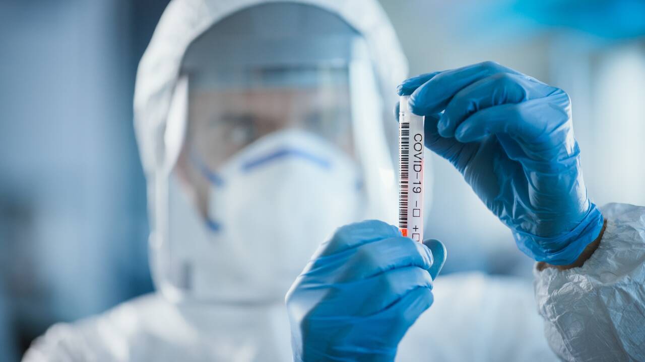 Drastiškas COVID-19 šuolis privertė vėl įsivesti ribojimus: specialistai išskiria naują simptomą