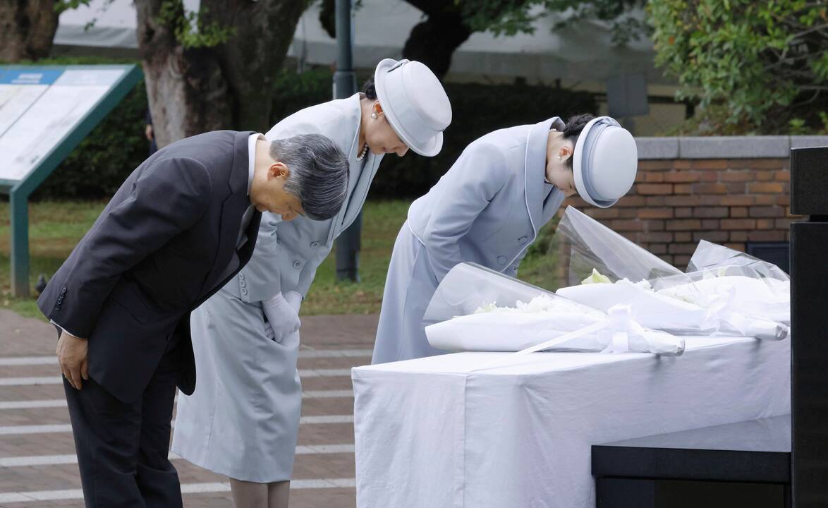Japonijos imperatorius su šeima pagerbė Nagasakio atominio bombardavimo aukų atminimą