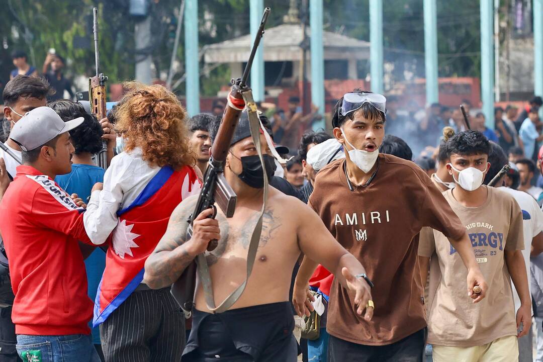 Po kruvinų protestų atsistatydina Nepalo ministras pirmininkas