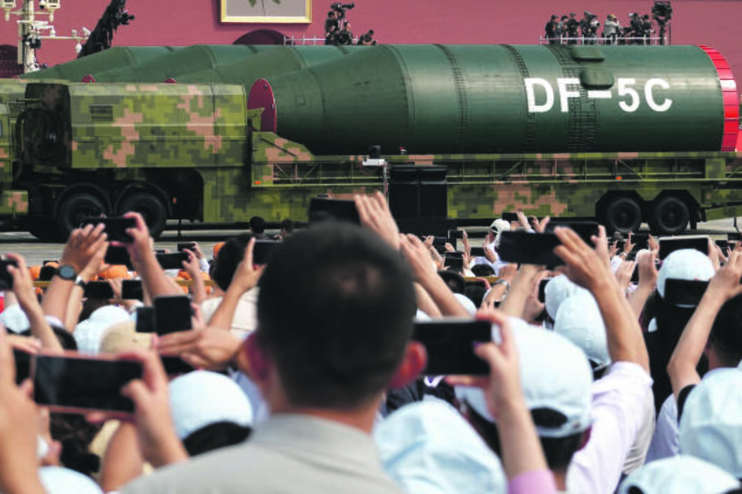 Galia: parado žvaigžde tapusi balistinė raketa „DF-5C“ – grėsmė už dešimčių tūkstančių kilometrų esantiems taikiniams.
