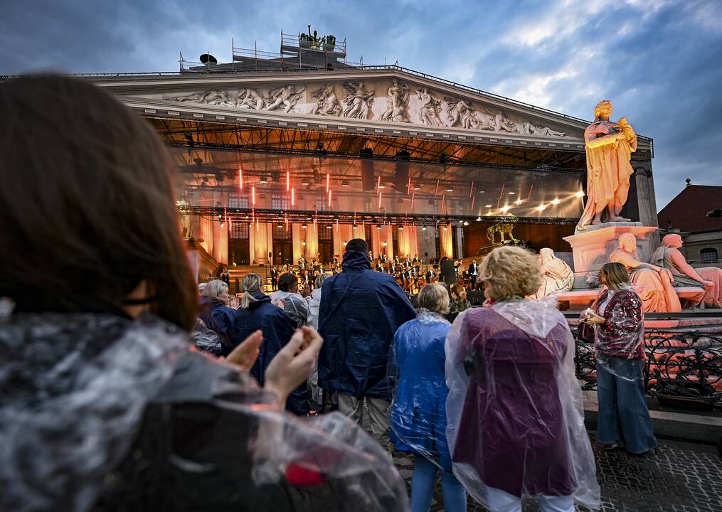 Rusės Anos Netrebko pasirodymas JK Karališkojoje operoje išprovokavo proukrainietišką protestą