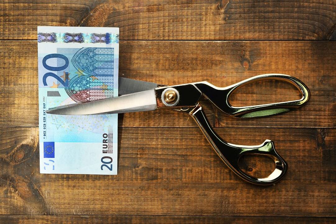 Ekonomistai atskleidė, kada galima tikėtis palūkanų apkarpymo