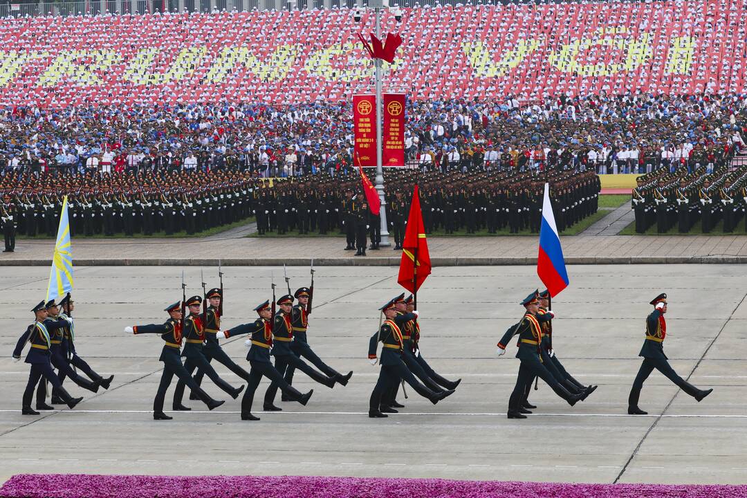 Rusai dalyvavo kariniame parade Vietname