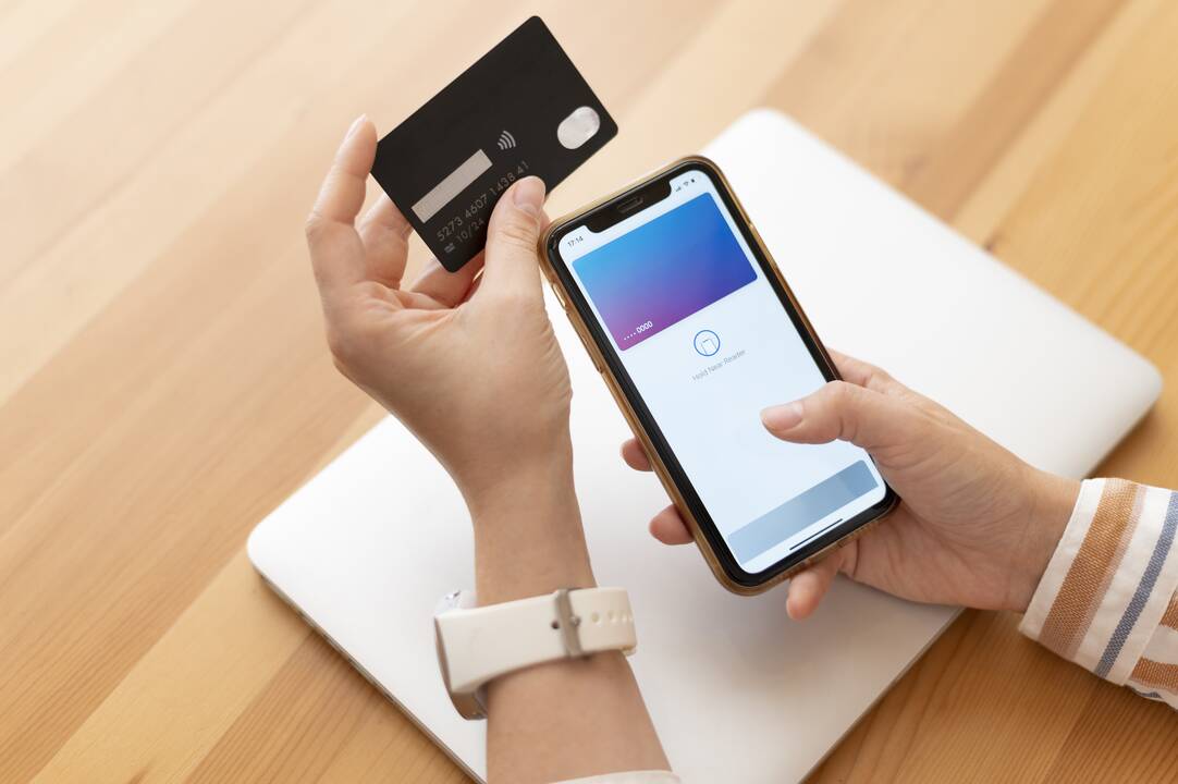 „Įsilaužti įmanoma“: skaitmeninė banko kortelė telefone – patogu, bet rizikinga?