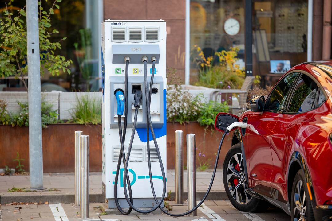 LEA: rugpjūtį šalyje įregistruota beveik 1,5 tūkst. elektromobilių