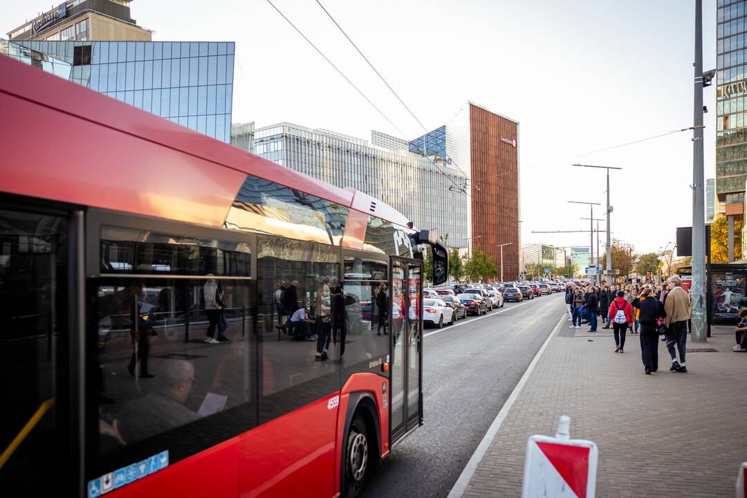 Maršrutinis autobusas perėjoje sužalojo pėsčiąjį