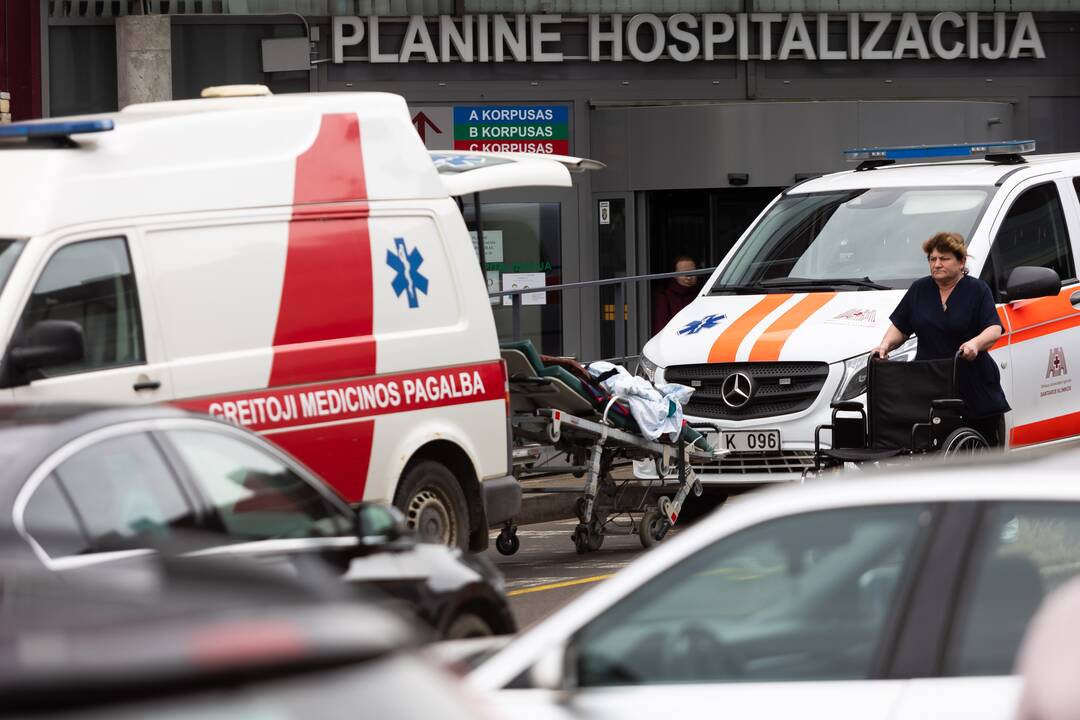 Prie prekybos centro sužalotas vyras – Kauno medikų rankose