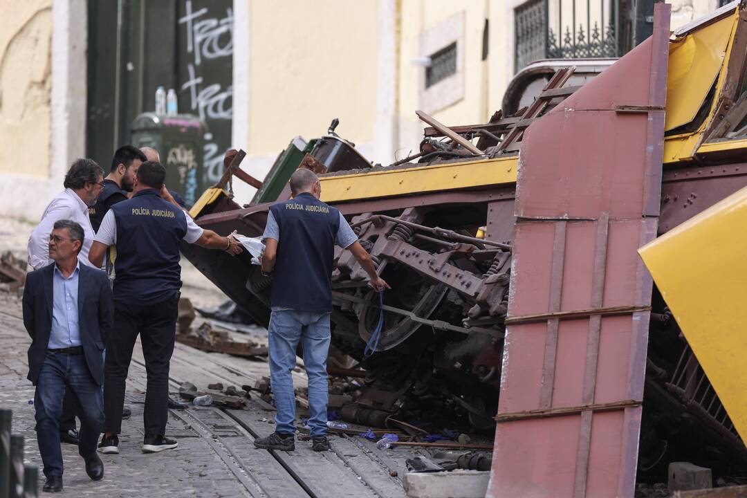 Portugalija gedi 16 žmonių, žuvusių per funikulieriaus avariją Lisabonoje