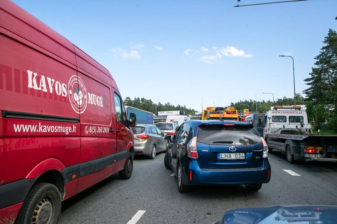 Dėl didžiulio gaisro Vilniuje – spūstys