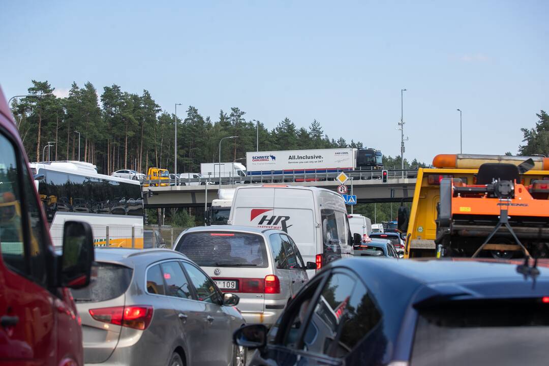 Dėl didžiulio gaisro Vilniuje – spūstys
